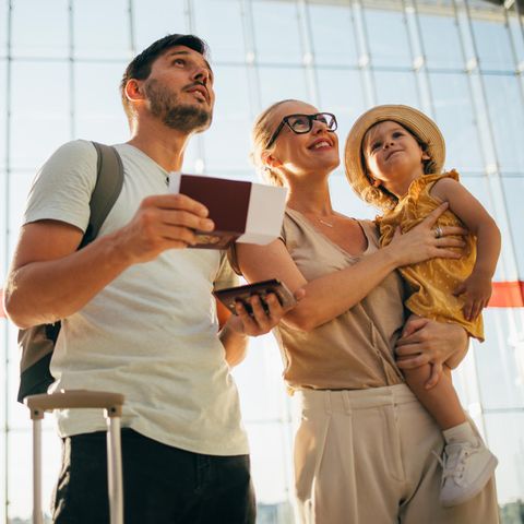 Eine Familie am Flughafen