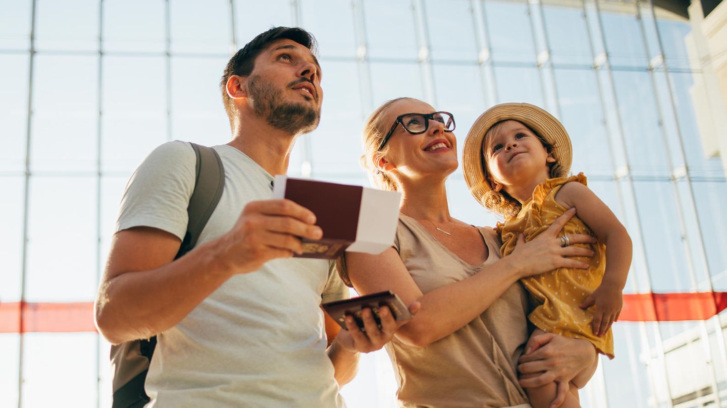 Eine Familie am Flughafen Eine Familie am Flughafen