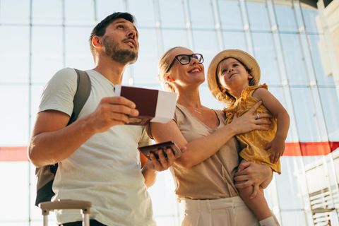Eine Familie am Flughafen