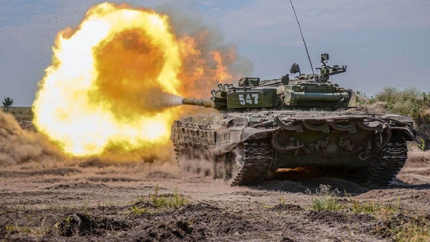 T-72 beim Feuern. 