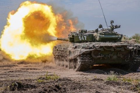 T-72 beim Feuern. 