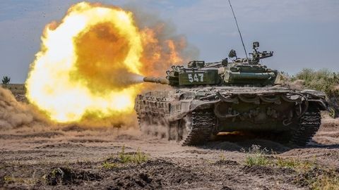 T-72 beim Feuern. 