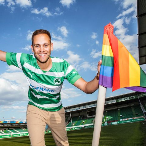 Julian Pecher, mit Regenbogenflagge im Stadion