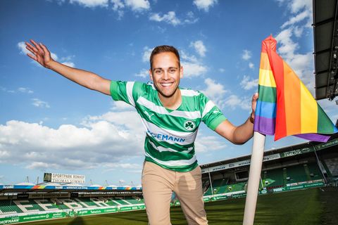 Julian Pecher, mit Regenbogenflagge im Stadion