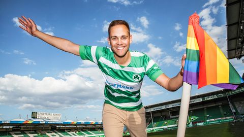 Julian Pecher, mit Regenbogenflagge im Stadion