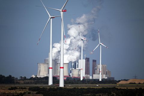 Junge Menschen gehen gegen die Energiecharta vor