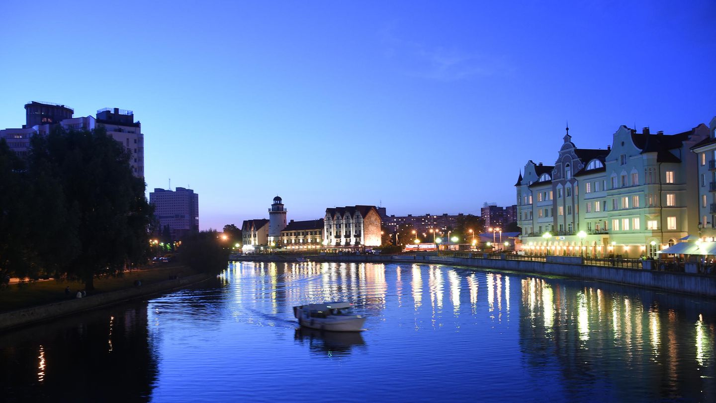 Blick über die beleuchtete Uferpromenade am Pregel, aufgenommen am 18.07.2015 in Kaliningrad (Russland)