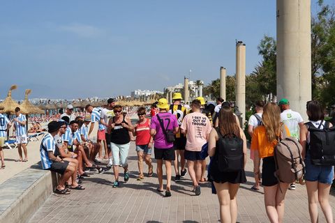 Touristen mit Motto-Shirts an der Playa de Palma auf Mallorca