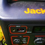 Die Jackery-Boxen halten sich bei den Anschlüssen etwas zurück, dafür sind sie auch sehr kompakt.