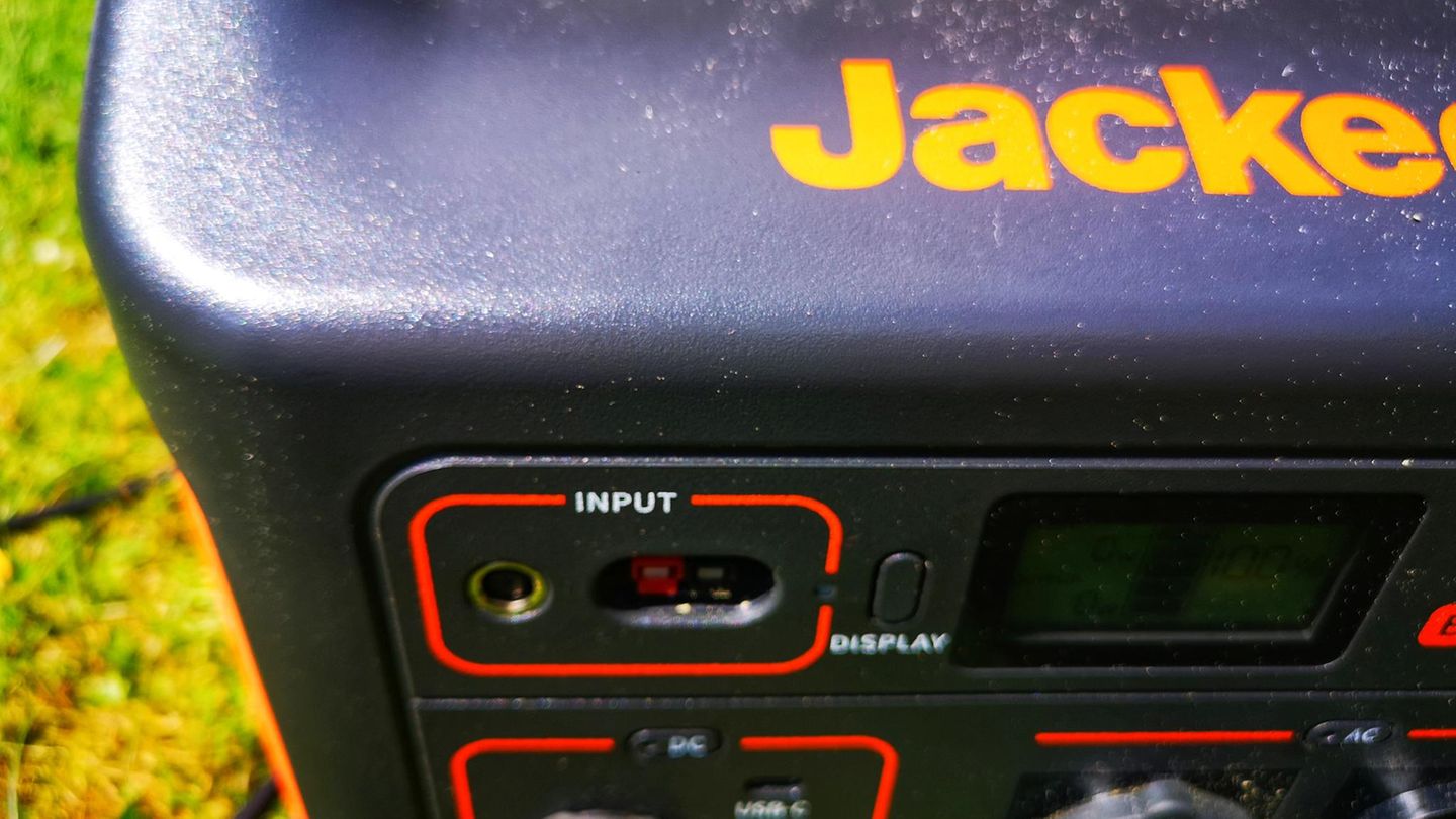 Die Jackery-Boxen halten sich bei den Anschlüssen etwas zurück, dafür sind sie auch sehr kompakt.