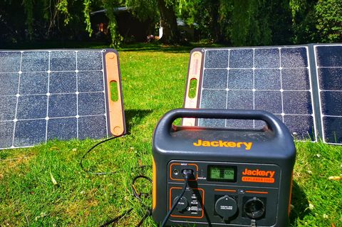 Die größere Box sollte mit zwei 100-Watt-Panels betrieben werden.