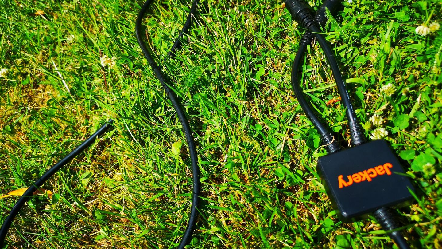 Um mehrere Panels anzuschließen benötigt man so einen Adapter.