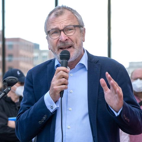Volker Beck spricht bei einer Kundgebung gegen Antisemitismus und für Solidarität mit Israel in Berlin