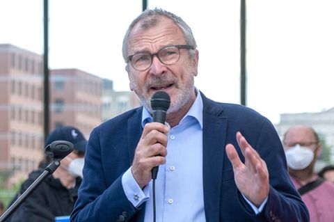Volker Beck spricht bei einer Kundgebung gegen Antisemitismus und für Solidarität mit Israel in Berlin