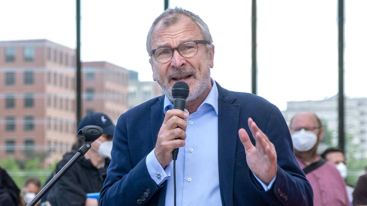 Volker Beck spricht bei einer Kundgebung gegen Antisemitismus und für Solidarität mit Israel in Berlin