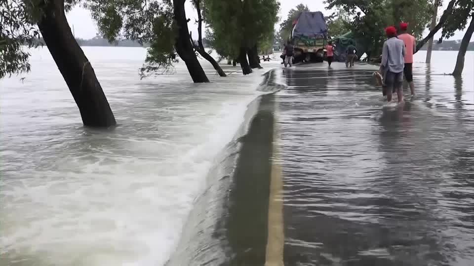 Video: 9,5 Millionen Menschen nach Monsunregen von Außenwelt abgeschnitten Video: 9,5 Millionen Menschen nach Monsunregen von Außenwelt abgeschnitten