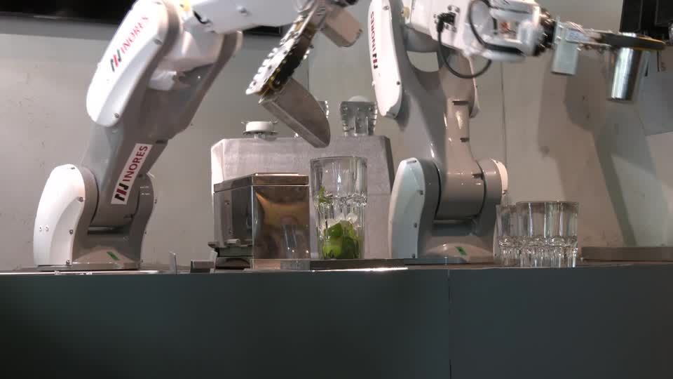 Video: Na dann Prost! Roboter in München mixt Cocktails Video: Na dann Prost! Roboter in München mixt Cocktails