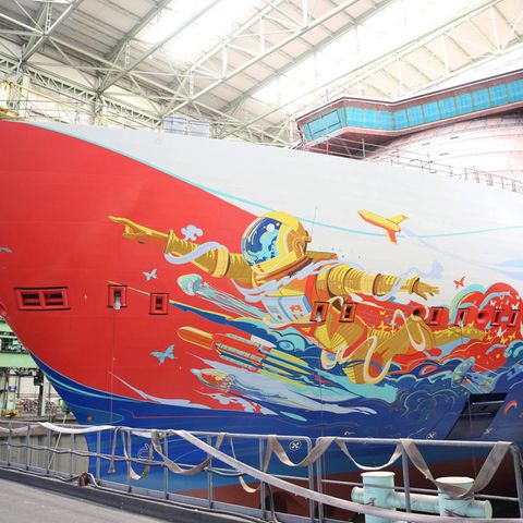 Für die "Global Dream" in Wismar (im Bild) besteht noch Hoffnung. Für das Schwesterschiff "Global Dream II" in Warnemünde kommt jede Hilfe zu spät.