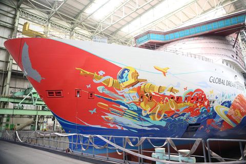 Für die "Global Dream" in Wismar (im Bild) besteht noch Hoffnung. Für das Schwesterschiff "Global Dream II" in Warnemünde kommt jede Hilfe zu spät.