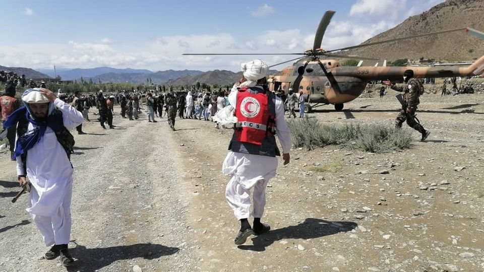 Ein Helfer des Roten Halbmond geht zu einem Hubschrauber in Afghanistan