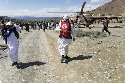 Ein Helfer des Roten Halbmond geht zu einem Hubschrauber in Afghanistan