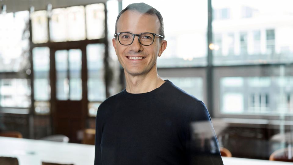 Stepstone-Chef: Sebastian Dettmers, 43, ist CEO der Jobplattform Stepstone. Im FinanzBuch Verlag erschien gerade sein Buch "Die große Arbeiterlosigkeit. Warum eine schrumpfende Bevölkerung unseren Wohlstand bedroht und was wir dagegen tun können" Sebastian Dettmers, 43, ist CEO der Jobplattform Stepstone. Im FinanzBuch Verlag erschien gerade sein Buch "Die große Arbeiterlosigkeit. Warum eine schrumpfende Bevölkerung unseren Wohlstand bedroht und was wir dagegen tun können"