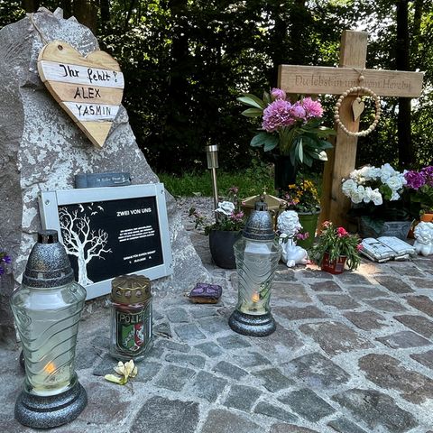 An einer Landstraße zwischen Kusel und Ulmet wurde eine Gedenkstelle für die zwei getöteten Polizisten, Yasmin B. und Alexander K., errichtet, die am 31. Januar bei einer zufälligen Verkehrskontrolle erschossen wurden.