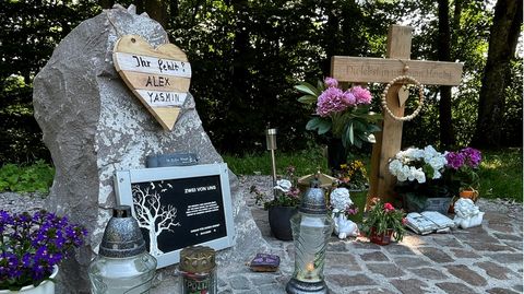 An einer Landstraße zwischen Kusel und Ulmet wurde eine Gedenkstelle für die zwei getöteten Polizisten, Yasmin B. und Alexander K., errichtet, die am 31. Januar bei einer zufälligen Verkehrskontrolle erschossen wurden.