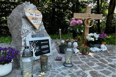 An einer Landstraße zwischen Kusel und Ulmet wurde eine Gedenkstelle für die zwei getöteten Polizisten, Yasmin B. und Alexander K., errichtet, die am 31. Januar bei einer zufälligen Verkehrskontrolle erschossen wurden.