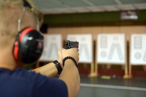 Ein Polizist beim Schießtraining