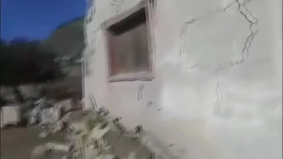 Video: Mehr als 280 Tote bei schwerem Erdbeben in Afghanistan Video: Mehr als 280 Tote bei schwerem Erdbeben in Afghanistan