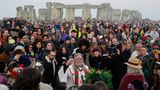 Arthur Uther Pendragon (vorne,M) schließt sich den Menschen an, die bei Sonnenaufgang am Heel Stone versammeln