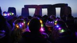 Menschen versammeln sich bei den Feierlichkeiten zur Sommersonnenwende in Stonehenge