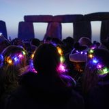 Menschen versammeln sich bei den Feierlichkeiten zur Sommersonnenwende in Stonehenge