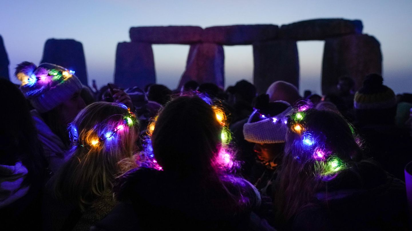 Menschen versammeln sich bei den Feierlichkeiten zur Sommersonnenwende in Stonehenge