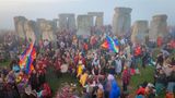 Menschen versammeln sich in Stonehenge