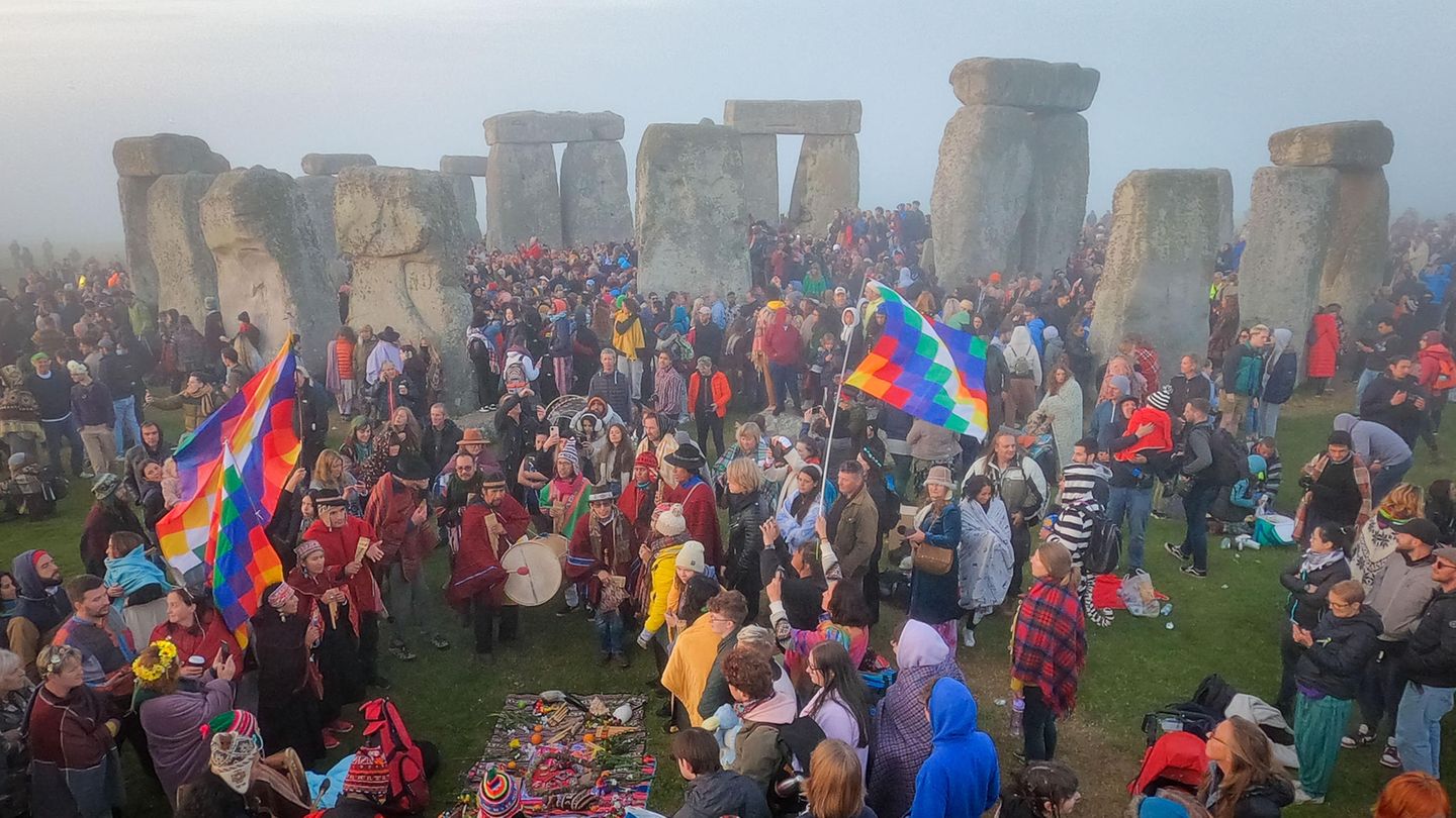 Menschen versammeln sich in Stonehenge