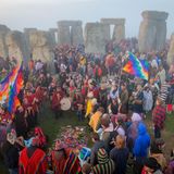 Menschen versammeln sich in Stonehenge