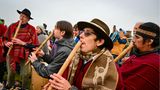 Menschen spielen in Stonehenge Flöte