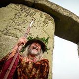 Ein selbsternannter Druide steht vor Stonehenge