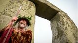 Ein selbsternannter Druide steht vor Stonehenge