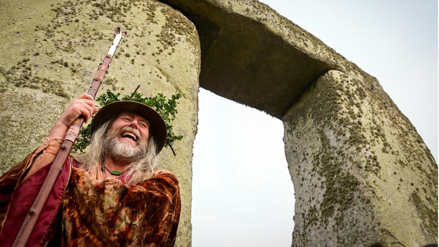 Ein selbsternannter Druide steht vor Stonehenge Ein selbsternannter Druide steht vor Stonehenge