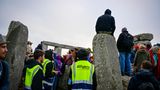 Sicherheitsleute ermahnen die Menschen, nicht auf die Steine zu klettern
