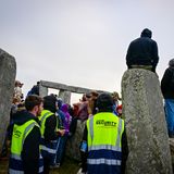 Sicherheitsleute ermahnen die Menschen, nicht auf die Steine zu klettern