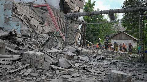 Lyssytschansk, Ukraine: Rettungskräfte und Anwohner holen nach einem russischen Luftangriff eine Leiche aus den Trümmern eines Gebäudes