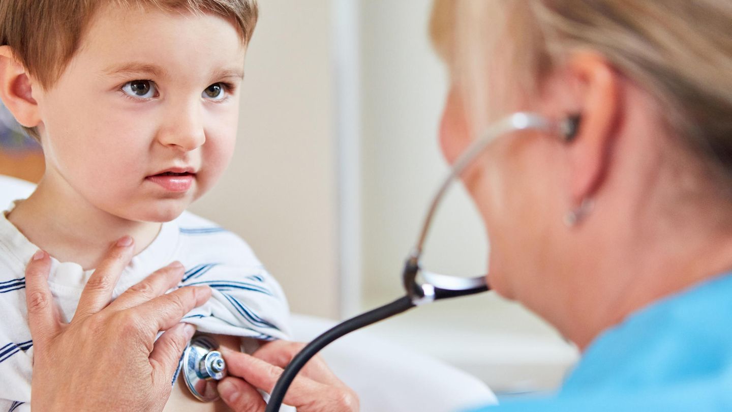 Kortisonsprays  Kortisonhaltige Inhalationssprays hemmen die Entzündung in den Bronchien und beugen Asthmaanfällen vor. Die Wirkung der Glukokortikoide setzt nur langsam ein, deswegen eignen sie sich nicht bei akuter Atemnot. Bei einem akuten Asthmaanfall helfen nur Beta-2-Symphatomimetika. Wenn Sie das Kortisonspray nicht regelmäßig benutzen oder die Behandlung unterbrechen, kann sich das Asthma verschlimmern.  Moderne Kortisonsprays wirken vorwiegend in der Lunge. Als Nebenwirkungen können Heiserkeit und Pilzbefall der Mundschleimhaut auftreten. Der Pilzbefall lässt sich aber durch Zähneputzen oder Mundspülen nach der Anwendung in der Regel verhindern. Kortisonsprays haben nicht die gefürchteten Nebenwirkungen auf den Rest des Körpers wie zum Beispiel Osteoporose, Vollmondgesicht oder Wassereinlagerungen. Auch bei einer Stoßtherapie mit Kortisontabletten, die manchmal bei einer akuten Verschlimmerung des Asthmas notwendig ist, kommt es kaum zu ernsthaften Nebenwirkungen, wenn sie nicht länger als zwei Wochen dauert.  Wenn Ihr Kind stärker unter allergischem Asthma leidet, sollten Sie unbedingt darauf achten, dass es regelmäßig und richtig dosiert mit dem Kortison inhaliert. In aller Regel treten dann keine Probleme auf. Im Gegenteil: Das Spray kann Ihrem Kind ein weitgehend normales Leben ermöglichen, was für die körperliche und seelische Entwicklung sehr wichtig ist. Die Hälfte aller asthmakranken Kinder wird auch später als Erwachsener an der Krankheit leiden. Aus Studien weiß man: Wer als Kind konsequent inhaliert, hat später eine gute Chance, das Asthma loszuwerden.