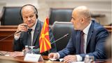 Olaf Scholz sitzt in Nordmazedonien neben Ministerpräsident Dimitar Kovacevski