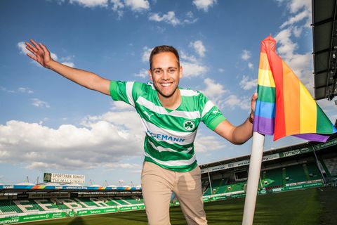 Julian Pecher ist schwul und Stadionsprecher bei Greuter Fürth
