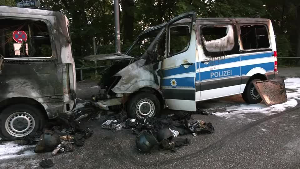 Video: Brandanschlag auf Polizeibusse in München Video: Brandanschlag auf Polizeibusse in München