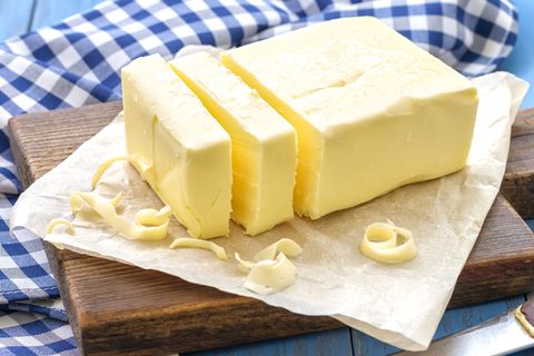Ein Block Butter auf einem Holzbrett